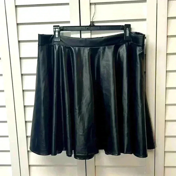 Fashion Nova A-Line Faux Leather Skirt Size 1X Black - Picture 1 of 4